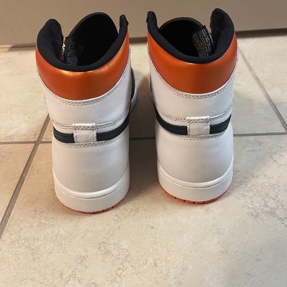 Jordan 1 Retro High Electro Orange - Picture 4 of 7